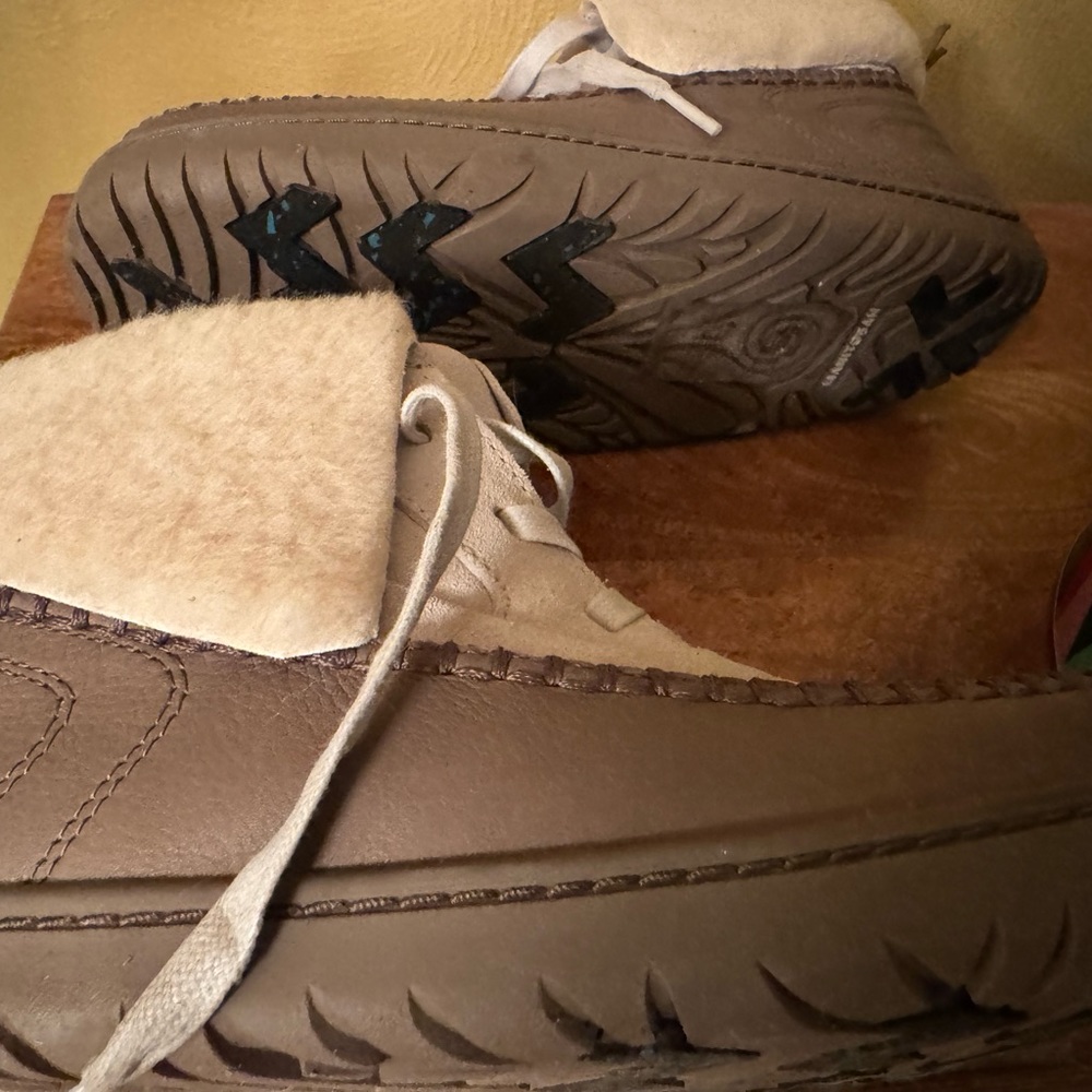 Manitoba Muk Luks, Size 10, (Tan, White & Brown)